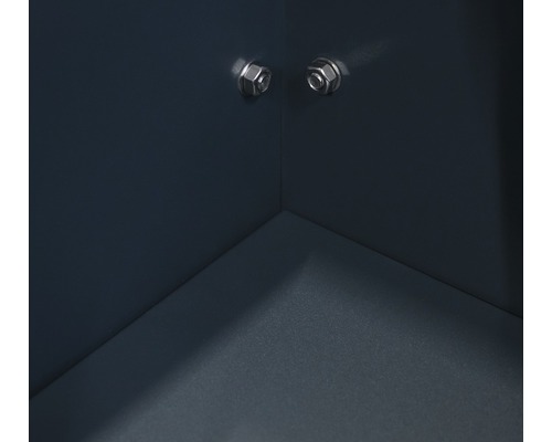 Detailní pohled na dva šrouby v rohu