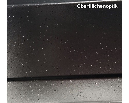 Detailní záběr tmavého povrchu s lehkou strukturou