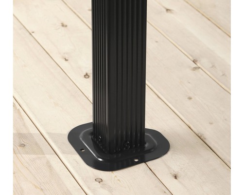 Detail sloupku s patní deskou na dřevěné podlaze