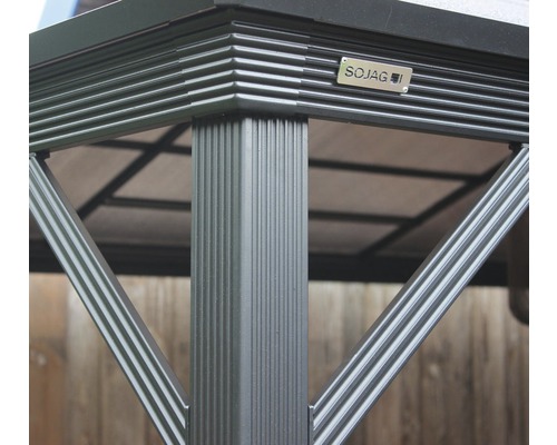 Detailní pohled na altán s pilířem, podpěrami a logem Sojag.