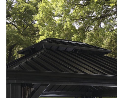 Detailní záběr střechy zahradního altánu.