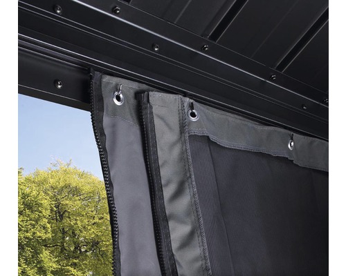 Detailní pohled na altán s oponou a moskytiérou