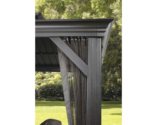 Detailní pohled na altán s záclonami