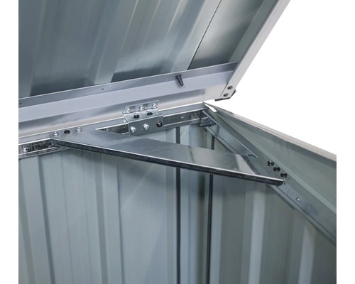 Detailní pohled na vnitřek kovového boxu na nářadí s otevřeným víkem a kovovými vzpěrami