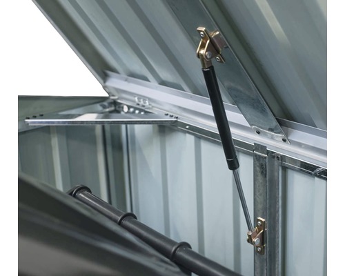 Detail otevřené zahradní truhly s plynovou vzpěrou pro podporu víka