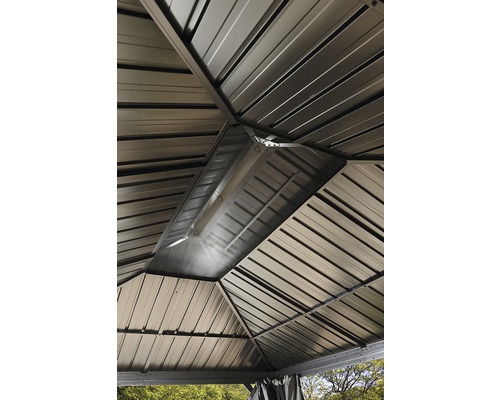 Detailní záběr kovové střechy zahradního altánu