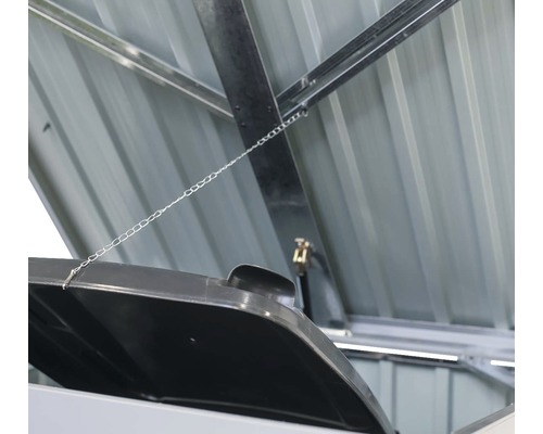 Detailní pohled na zahradní domek s otevřeným víkem a plynovou pružinou