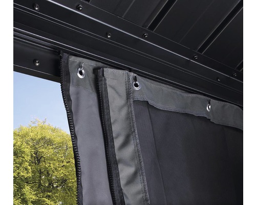 Detailní pohled na altán se zipem a síťovými závěsy