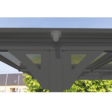 Detailní pohled na terasové zastřešení s osvětlením a ocelovými nosníky
