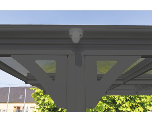 Detailní pohled na terasové zastřešení s osvětlením a ocelovými nosníky