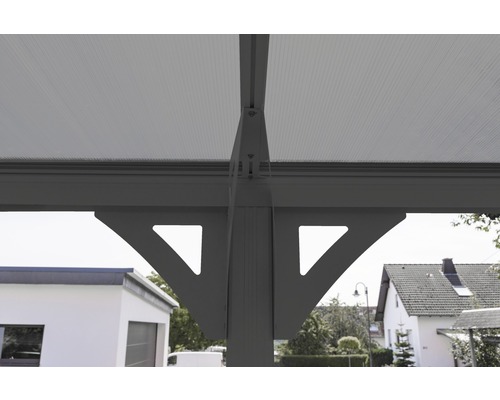 Detailní pohled na terasovou střechu s šedými podpěrami a průhlednou střechou