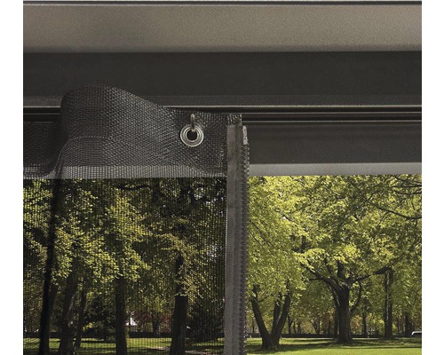 Detailní pohled na upevnění moskytiéry pro altán s oky pro zavěšení.