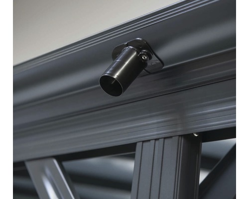 Detailní záběr černého reflektoru na stříšce