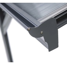 Detail terasového zastřešení s hliníkovým rámem a polykarbonátovými deskami