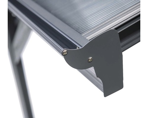 Detail terasového zastřešení s hliníkovým rámem a polykarbonátovými deskami