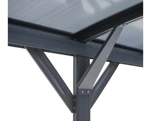 Detail altánu s polykarbonátovou střechou a hliníkovým rámem