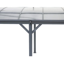 Detailní pohled na carport s průhlednou střechou a podpěrnými sloupky