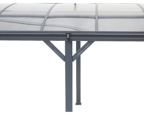 Detailní pohled na carport s průhlednou střechou a podpěrnými sloupky