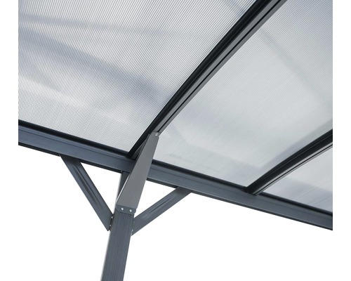 Detailní pohled na střechu altánu s polykarbonátovými deskami a rámem