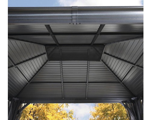 Vnitřní pohled na altán s kovovou střešní konstrukcí