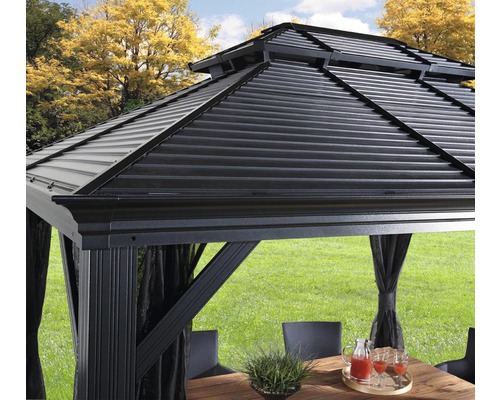 Detailní pohled na altán s kovovou střechou, podpěrnými sloupky a závěsy