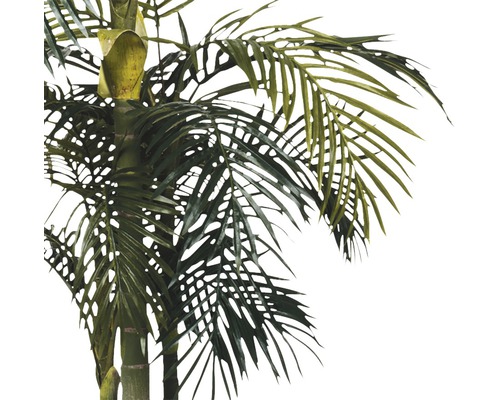 Detailní záběr umělé palmy se žlutavým kmenem a zelenými listy.