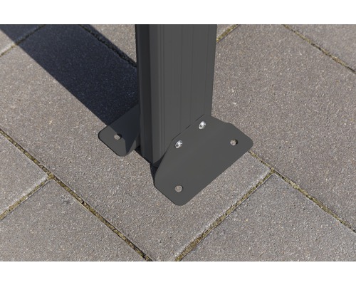 Detailní pohled na patku altánu s montážní deskou na dlažebních kostkách.