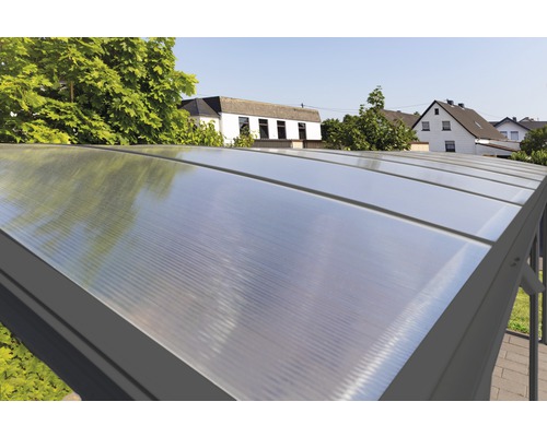 Detail střechy přístřešku pro auto z polykarbonátových desek