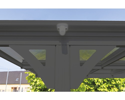 Detailní pohled na terasovou střechu s osvětlením a nosnými trámy