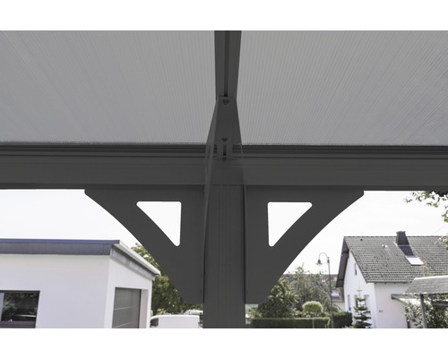 Detail terasového zastřešení s podpůrnými sloupky a střešními panely