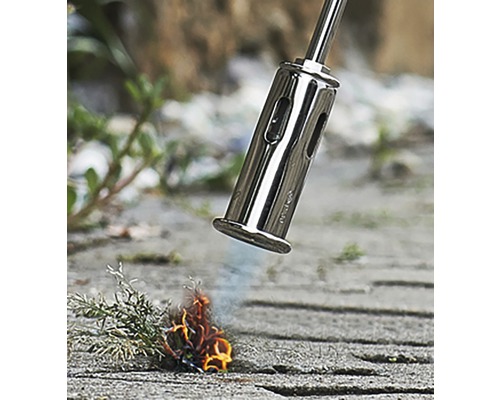 Hořák na plevel v akci proti plevelu