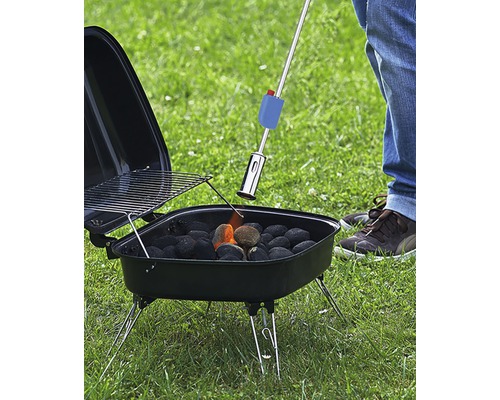 Zapálení dřevěného uhlí v grilu na dřevěné uhlí pomocí plynového hořáku