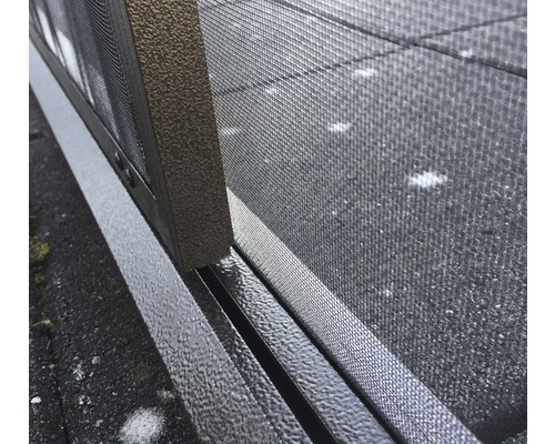 Detailní pohled na síť proti hmyzu s rámem a vodicí lištou.