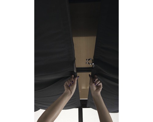 Detailní pohled na altán s oponami a upevňovacími klipy