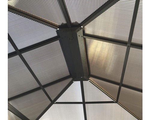 Detailní pohled na střechu altánu s kovovým rámem a vlnitými deskami