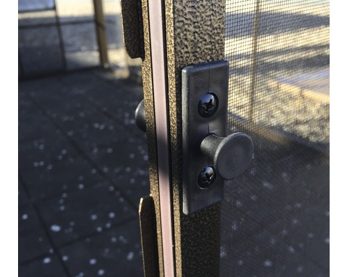 Detailní pohled na černý otočný uzávěr na sítu proti hmyzu