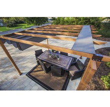 Pergola s jídelním stolem a židlemi na zahradě