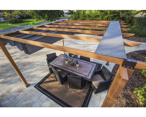 Pergola s jídelním stolem a židlemi na zahradě