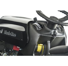 Detailní pohled na zahradní traktor s ovládacími prvky a logem MTD Black-Line.