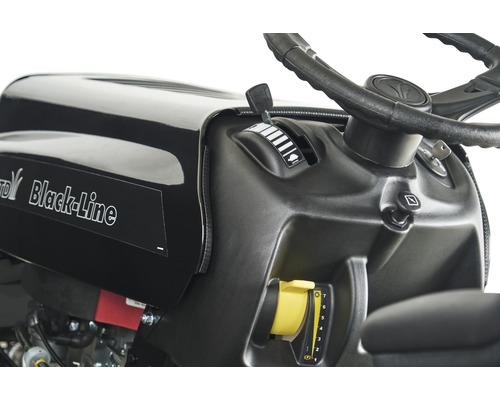 Detailní pohled na zahradní traktor s ovládacími prvky a logem MTD Black-Line.