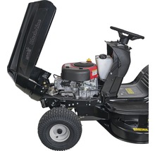 Zahradní traktor MTD Black-Line s otevřenou kapotou motoru