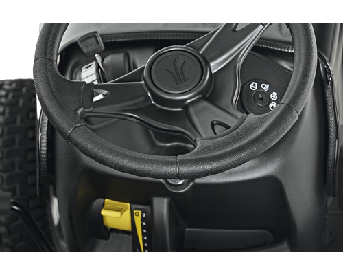 Detailní pohled na volant zahradního traktoru