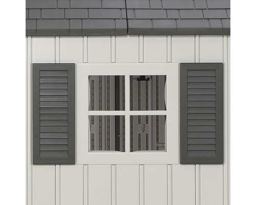 Detailní pohled na zahradní domek s oknem a okenicemi