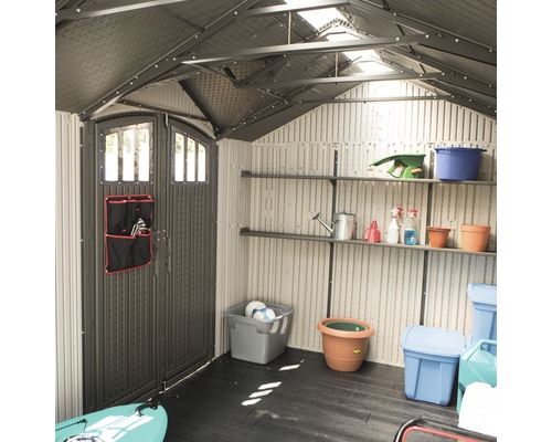 Vnitřní pohled na zahradní domek s policemi a zahradním nářadím
