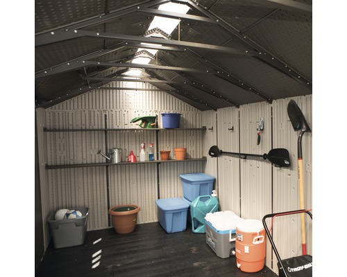 Interiér zahradního domku s policemi a zahradním nářadím