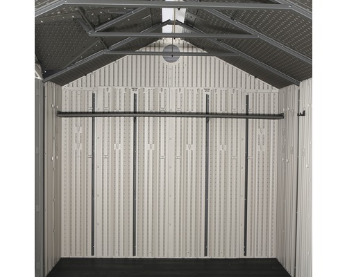 Vnitřní pohled na zahradní domek s regálovým systémem a tyčí.