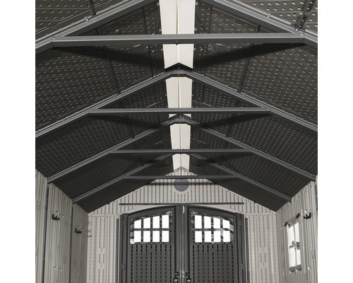 Vnitřní pohled na zahradní domek se střešní konstrukcí a dvoukřídlými dveřmi