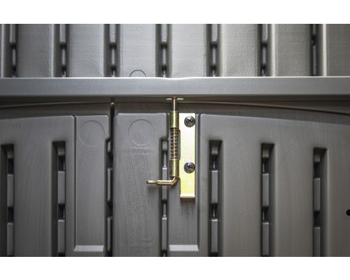 Detailní pohled na zámek skříně na nářadí