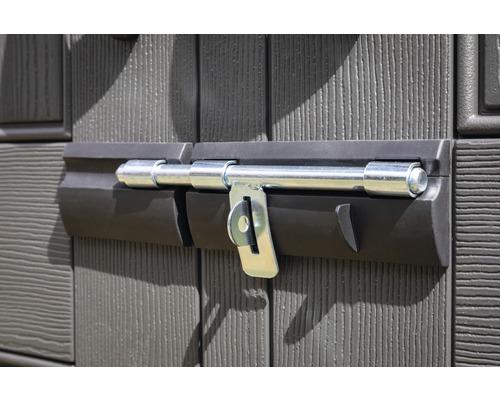 Závora dveří na zahradním domku