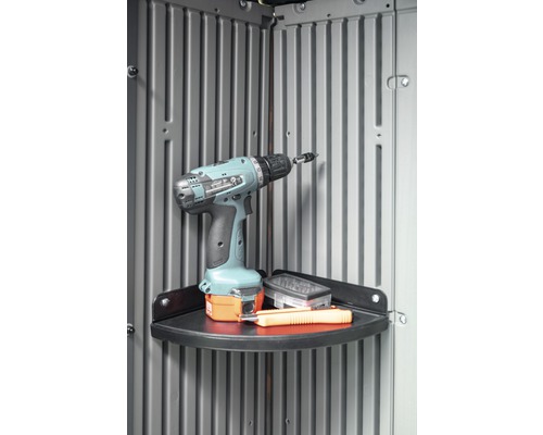 Akumulátorový šroubovák, řezačka a sada bitů na polici v úložné skříni